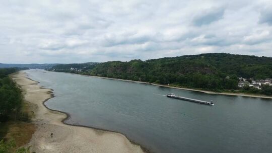 Seit mehreren Wochen ist es am Mittelrhein bereits heiß und trocken. Deshalb sinkt der Pegelstand des Rheins immer weiter. Seit mehreren Wochen ist es am Mittelrhein bereits heiß und trocken. Deshalb sinkt der Pegelstand des Rheins immer weiter.
