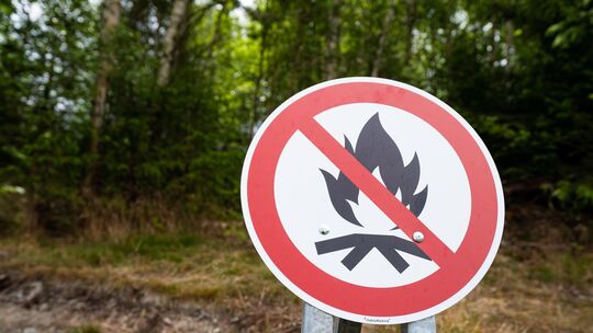 Symbolfoto: Ein Schild weist auf das Lagerfeuer-Verbot hin. Langanhaltende Trockenheit lässt das Waldbrandrisiko auch in der Ver Symbolfoto: Ein Schild weist auf das Lagerfeuer-Verbot hin. Langanhaltende Trockenheit lässt das Waldbrandrisiko auch in der Ver