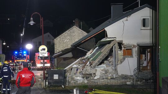 15.07.2026, Rheinland-Pfalz, Rennerod: Rettungskräfte der Feuerwehr und des Technischen Hilfswerk sind an einem Einfamilienhaus