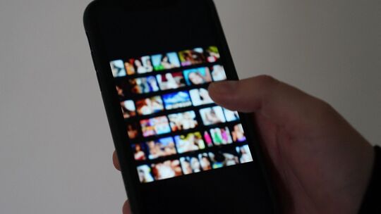 Pornobilder auf einem Smartphone Pornobilder auf einem Smartphone