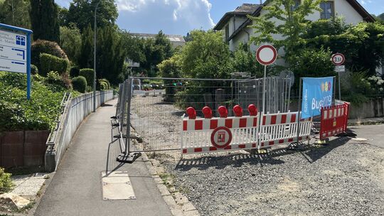 Auf Höhe des Altenzentrums Haus Elisabeth ist die Antoniusstraße in Boppard noch immer von den Beschädigungen durch einen Wasser