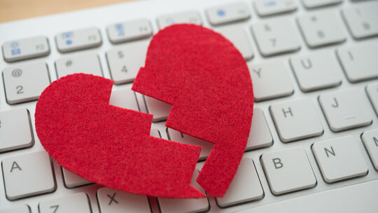 Im Internet gehen viele Menschen auf die Suche nach der großen Liebe. Kriminelle machen sich ihre Sehnsucht zunutze, spielen ihn
