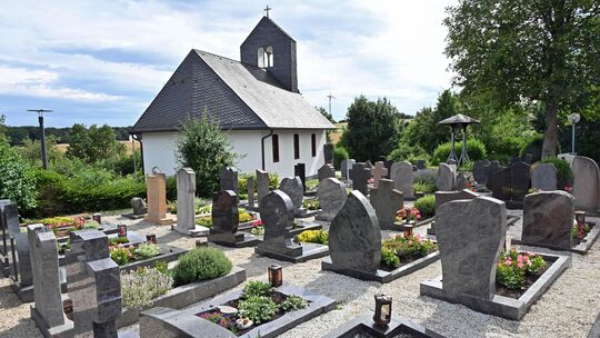 Unbekannte Metalldiebe haben von mehreren Gräbern des Friedhofs in Laudert Grabschmuck gestohlen.