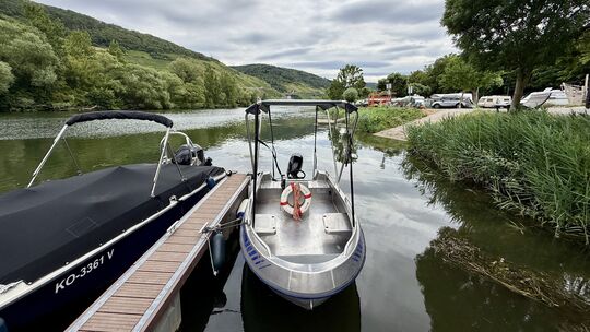Einmal Kapitän sein: Für dieses 15-PS-Boot braucht man keinen Bootsführerschein. Der Campingpark Zell in Kaimt taucht derzeit in
