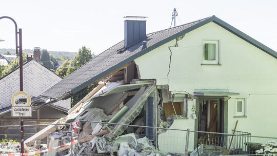 Ein Einfamilienhaus in Rennerod wurde am Mittwoch durch eine Explosion stark beschädigt und ist einsturzgefährdet. Der 39-jährig