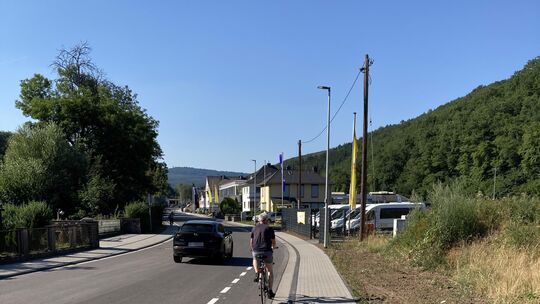Zwischen der Weiherschleife und dem Seniorenwohnheim Grimm ist der Schutzstreifen bereits markiert. Nun folgen weitere Markierun