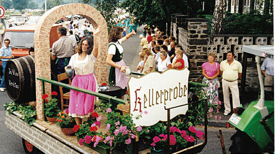 Kellerprobe: Die Motivwagen waren 1989 schon auf den Weinbau und die damit verbundenen Traditionen gemünzt.