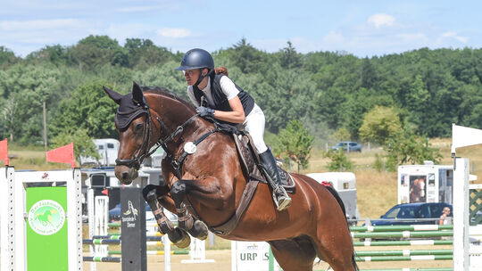Auf dem Weg zum Sieg auf der Gebrother Reitanlage: Hannah Rumeney vom RV Jäger aus Kurpfalz Rehbach und Arielle bleiben in der S