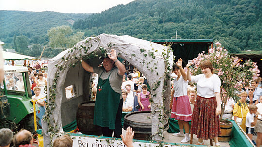 Freudig empfängt die Zuschauerschaft die Motivwagen: 1985 war der Umzug in Hatzenport noch sehr groß.