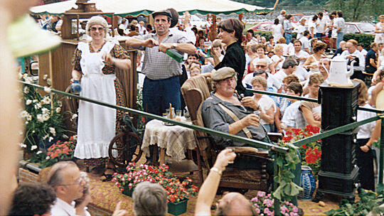 1985: Schon damals waren Motivwagen ein Ding beim Hatzenporter Weinfest.