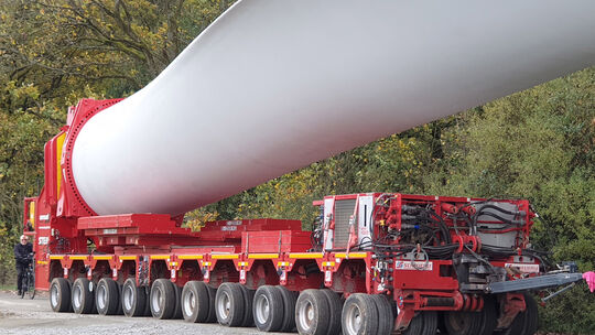 Auf der A3 werden wieder Rotorblätter für Windkraftanlagen transportiert.