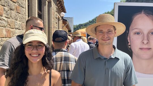 Antonio Knips, ein Winzer aus Mayschoß, und Isabelle Steinhoff, eine Politikwissenschaftsstudentin aus Köln, freuen sich über de Antonio Knips, ein Winzer aus Mayschoß, und Isabelle Steinhoff, eine Politikwissenschaftsstudentin aus Köln, freuen sich über de