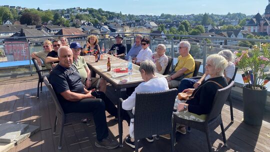 Beim Empfang auf der Dachterrasse des Wissener Walzwerks genossen die Gäste aus Chagny den herrlichen Blick über die Siegstadt.