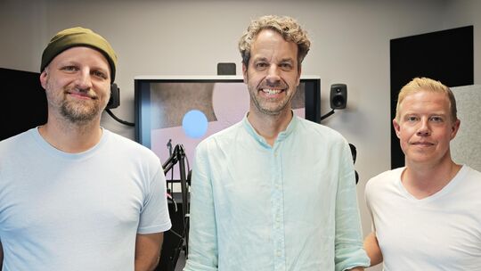 Oliver Vordemvenne (Mitte), Geschäftsführer von Nature-One-Veranstalter I-Motion, im Podcaststudio mit "RZähl mal!"-Host Christi