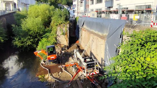 Rechts liegen der Ernst-Scheuern-Platz und die Volksbank, links die Aar und dazwischen die Baustelle zur Reparatur der eingestür Rechts liegen der Ernst-Scheuern-Platz und die Volksbank, links die Aar und dazwischen die Baustelle zur Reparatur der eingestür