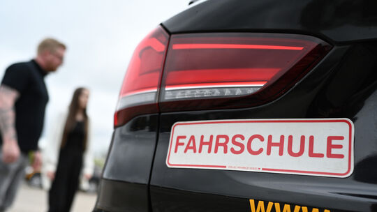 Hermann Weyand, Kreisvorsitzender der Fahrlehrer, übt Kritik an der Neuregelung in der Tiefensteiner Straße. Hermann Weyand, Kreisvorsitzender der Fahrlehrer, übt Kritik an der Neuregelung in der Tiefensteiner Straße.