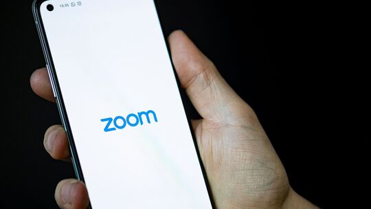 Zoom-Logo auf einem Smartphone Zoom-Logo auf einem Smartphone