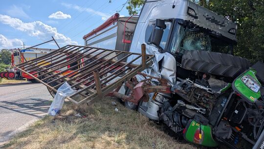 Schwerer Unfall auf der L300 zwischen Boden und Meudt: Der Traktor ist durch die Kollision mit dem Lastwagen vollkommen zertrümm