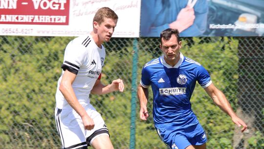 Daniel Römer (in Blau, hier beim 2:0-Testspielsieg gegen Rheinböllen um Matthias Pira) traf beim 2:5 in Hackenheim doppelt für L