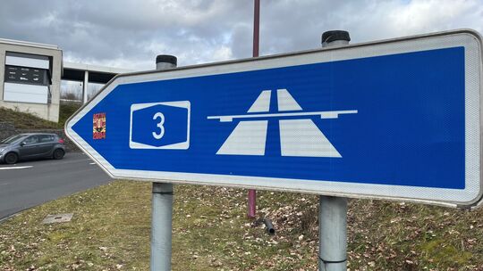 Auf der A3 bei Montabaur soll ein 38-jähriger Mercedes-Fahrer im Februar ein illegales Rennen gefahren sein, meint die Staatsanw