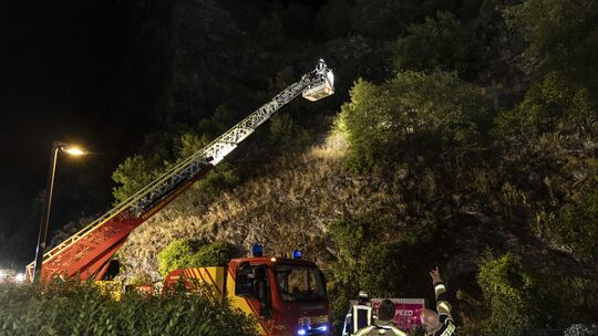 Die Absturzsicherung rettet die Frau aus der Felswand.