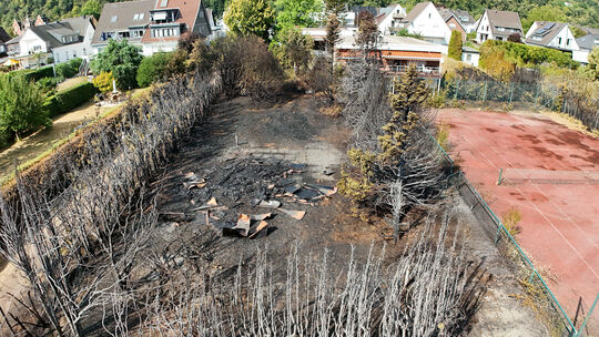 So sieht es nach dem verheerenden Brand auf der Grünfläche in der Rheintalstraße in Bad Breisig aus. So sieht es nach dem verheerenden Brand auf der Grünfläche in der Rheintalstraße in Bad Breisig aus.