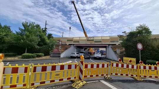Mit schwerem Gerät wird aktuell der Lärmschutz entlang der Bahnstrecke in Niederlahnstein ausgebaut.