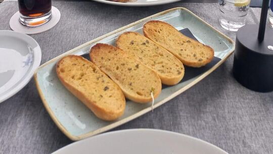11 Euro sollten diese vier Scheiben Knoblauchbrot kosten.