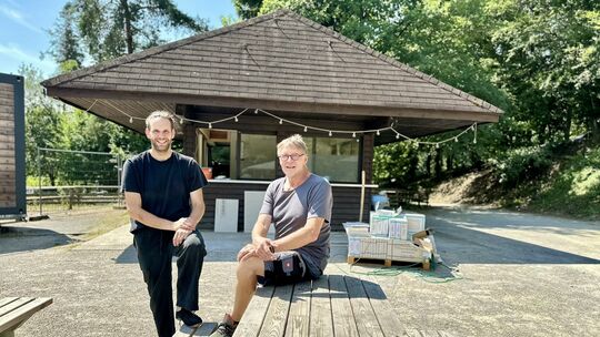 Fabian (links) und Freddy Glück sind die neuen Betreiber des Kiosks im Wildpark Westerwald. In Gackenbach wollen sie frische, re