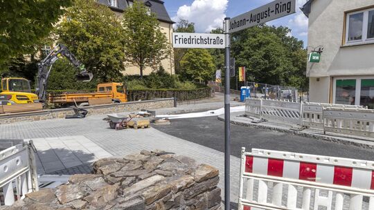Im Frühling hat die Umbaumaßnahme in einem Teilbereich der Hachenburger Friedrichstraße begonnen. Nun nähern sich die Arbeiten d
