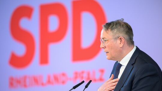 Alexander Schweitzer (SPD) ist kommissarischer Parteichef in Rheinland-Pfalz. An ihn war ein Brandbrief des Vorstands des SPD-Kr Alexander Schweitzer (SPD) ist kommissarischer Parteichef in Rheinland-Pfalz. An ihn war ein Brandbrief des Vorstands des SPD-Kr