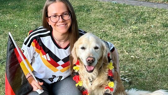 Mareike Götz aus Bärenbach mit ihrem "Pajorakel": Der Golden Retriever "Pajo" hat bei 16 Spielen zwölfmal richtig getippt.