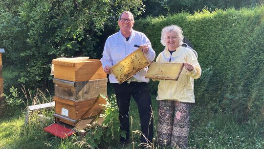 Hugo und Susanne Schneider - die beiden Agraringenieure und landwirtschaftlichen Berater sind selbst begeisterte Imker und zücht