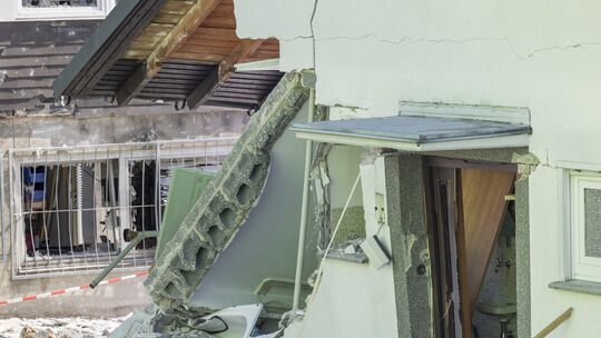 Nach der Explosion in der Nacht auf Mittwoch ist das Gebäude in der Renneroder Holzbachstraße nach wie vor einsturzgefährdet.