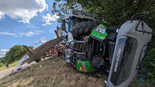 Der Lastwagen hat beim Überholen einen Traktor gerammt, umgeworfen und in den Straßengraben geschoben.