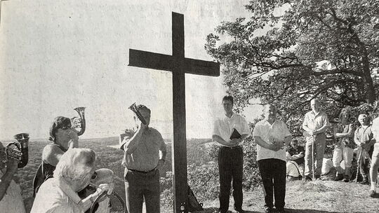 Das eichene Gipfelkreuz auf der Groblei über dem Gelbachtal hat Manfred Kappler aus Dies gefertigt.