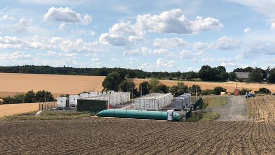 Die neue Batteriespeicheranlage bei Faid, die nun ans Netz gehen wird: Die Gemeinde sieht darin erst den Anfang.