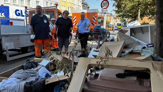 Zustände, die fassungslos machen: Bürgermeister Thomas Blechschmidt (rechts) und Georg Bürger (Mitte), Chef der Stadtreinigung d