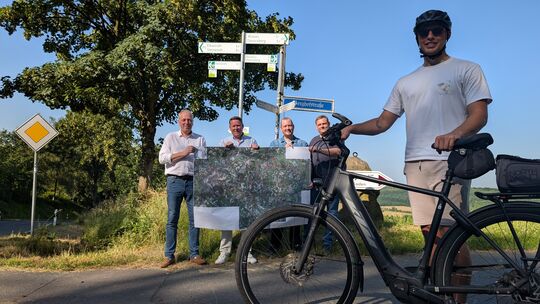 Verwaltungsmitarbeiter und Bürgermeister Joachim Brenner (2. von links) stellen auf dem Wanderparkplatz in Dauersberg die nun fr