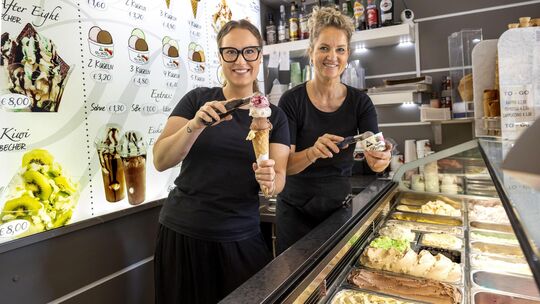 Mutter Silvia (rechts) und Tochter Martina De Bona vom Eiscafé De Bona "Dolomiti 2000" in Bad Marienberg sind Teil eines traditi
