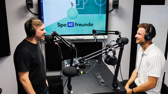 Unser Sportreporter Lukas Erbelding (links) im Gespräch mit Julian Feit, Trainer des Oberligisten FV Engers. Unser Sportreporter Lukas Erbelding (links) im Gespräch mit Julian Feit, Trainer des Oberligisten FV Engers.
