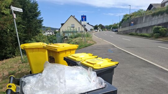 Die Entsorgung der gelben Tonnen im Oberen Charweg funktioniert nicht so, wie sich dies sich Anwohner wünschen.