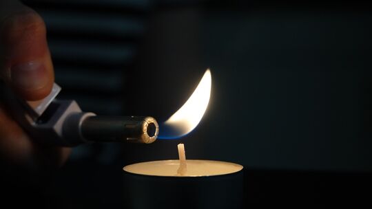 Eine Kerze sorgt für Licht, auch wenn die Stromversorgung unterbrochen ist.