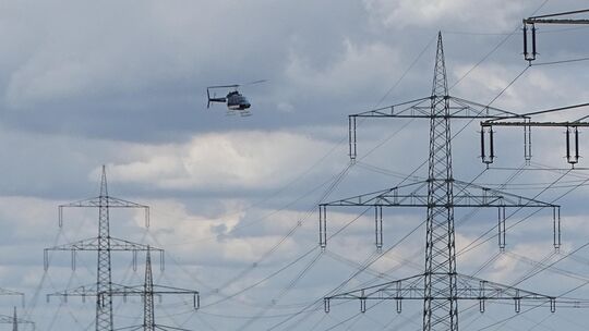 Der Helikopter fliegt die Stromleitungen mit einer Geschwindigkeit von etwa 15 bis 25 km/h ab. Der Helikopter fliegt die Stromleitungen mit einer Geschwindigkeit von etwa 15 bis 25 km/h ab.