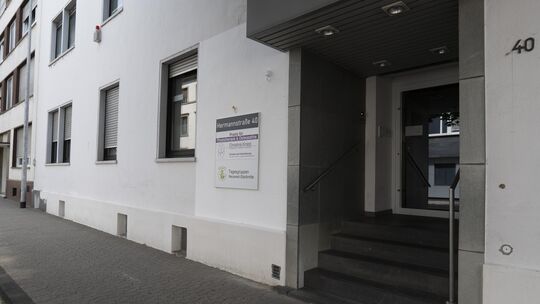 Das Schild am Gebäude wurde geändert: Der Schriftzug der Familienhilfe "Meilenstein" ist darauf nicht mehr zu finden.