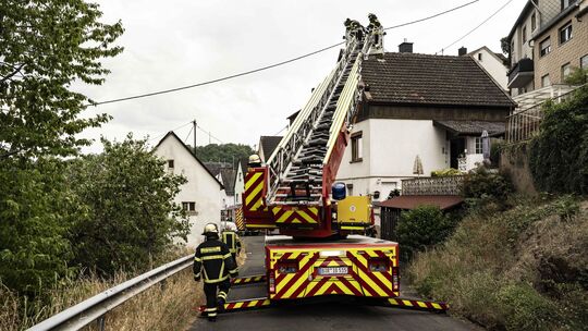 Der Dachständer hatte angefangen zu schmoren, stellte die Feuerwehr am Einsatzort fest.