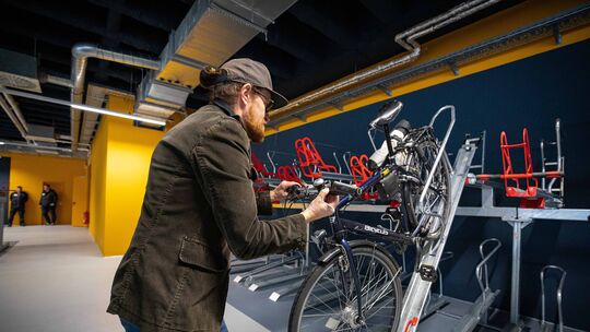 Mehr als 200 sichere Abstellmöglichkeiten bietet das neue Fahrradparkhaus am Hauptbahnhof. Radfahrer wünschen sich ein solches A