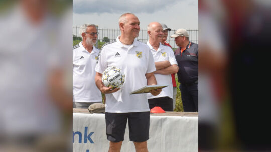 Einer seiner letzten offiziellen Auftritte im Fußball: In Bretzenheim ehrte Martin Steeg (vorne) die fairsten Fußballer der Regi