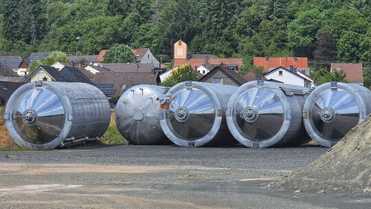 Fünf Tanks hat die Kirner Provatbrauereo zur Verfügung gestellt, damit Löschwasser in den Kirner Wäldern schnell abholbar ist.