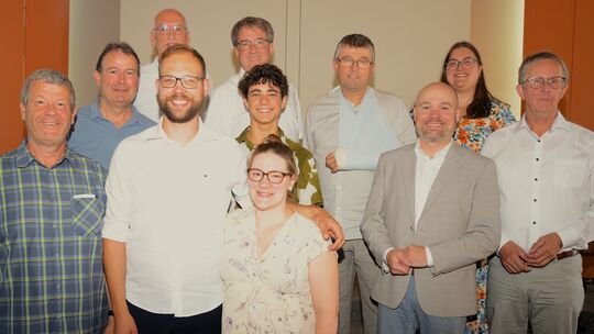 Herzlich aufgenommen wurden Jugendpastor Jan Brechlin und seine Frau Steffi (3. und 4. v. links) im Gottesdienst im Gemeindezen Herzlich aufgenommen wurden Jugendpastor Jan Brechlin und seine Frau Steffi (3. und 4. v. links) im Gottesdienst im Gemeindezen